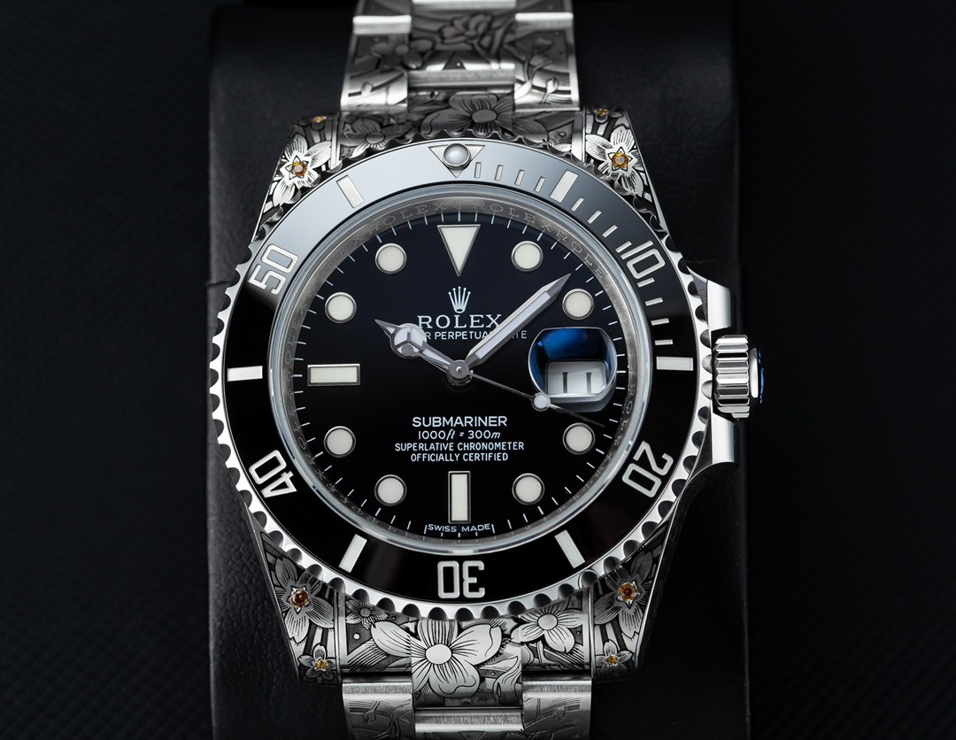 The ROLEX Submariner is equipped with a pure hand-engraved 3135 movement